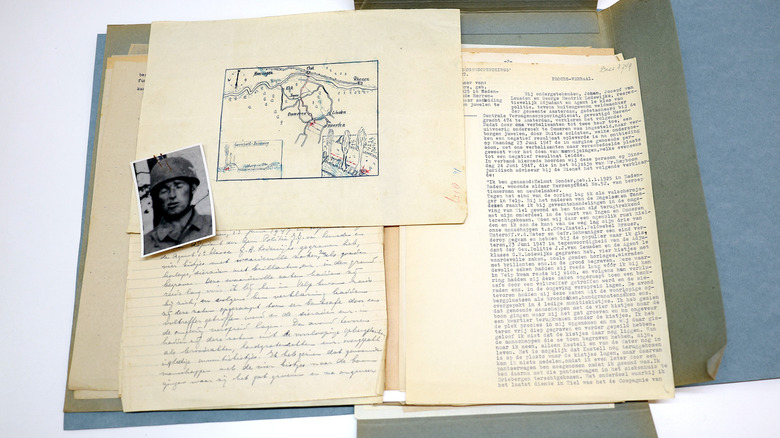 Map of Ommeren along with a photo and typed documents in a folder