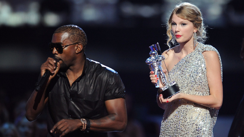 Kanye stealing mic from Taylor Swift