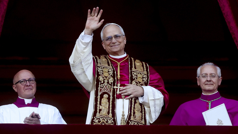 Pope Leo waving to crowd
