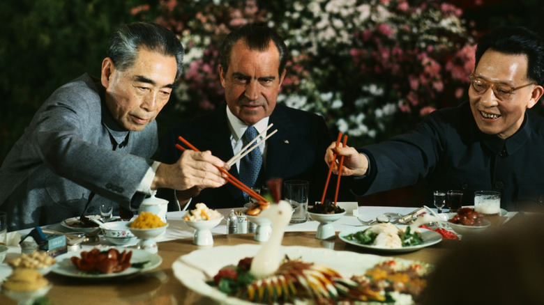 nixon dining with chinese dignitaries