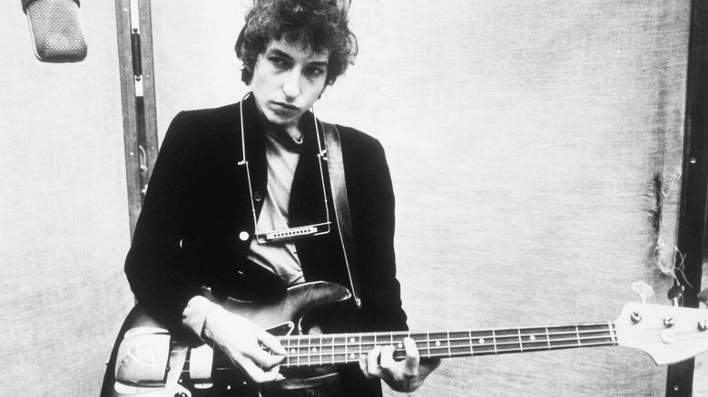 Bob Dylan playing bass in studio