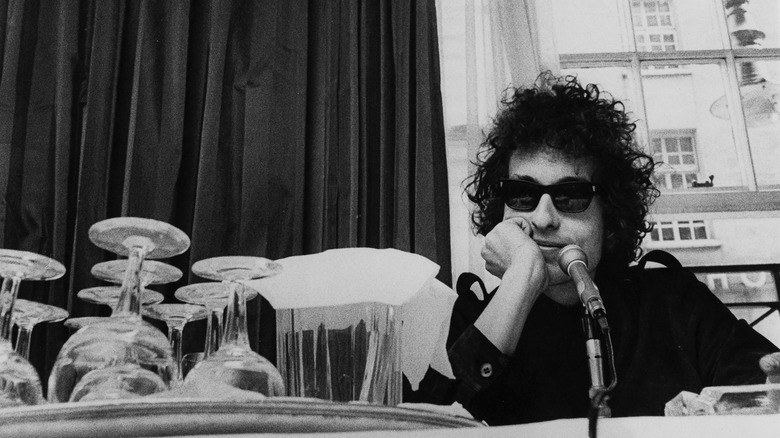 Bob Dylan speaking at press conference