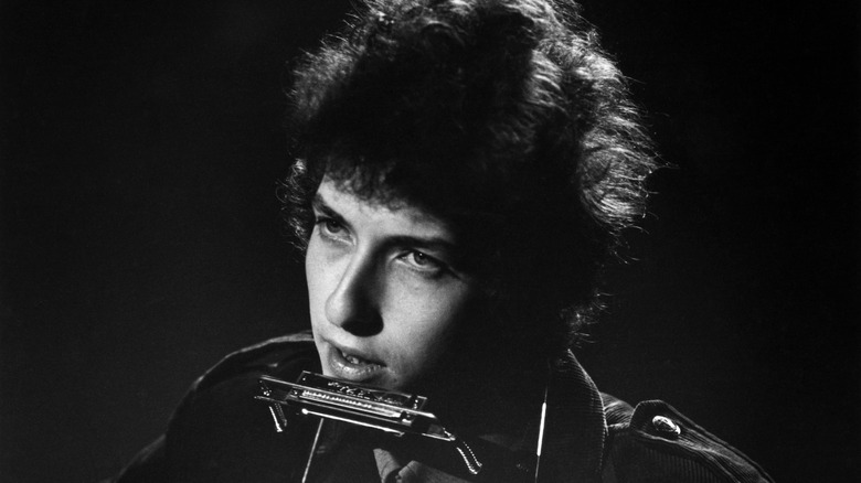 Bob Dylan singing near harmonica