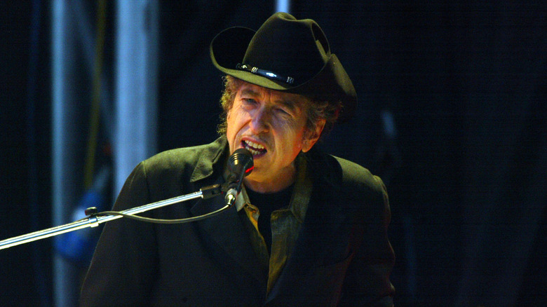 Bob Dylan performs in 2004