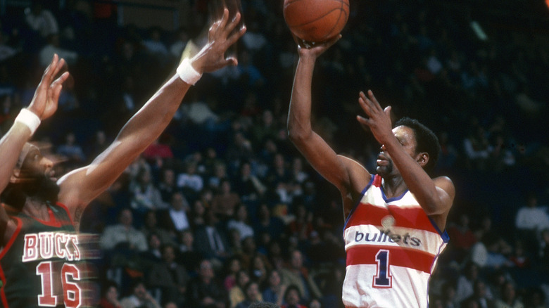 Bob Lanier going for a block