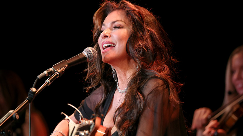 Shania Twain singing and playing guitar