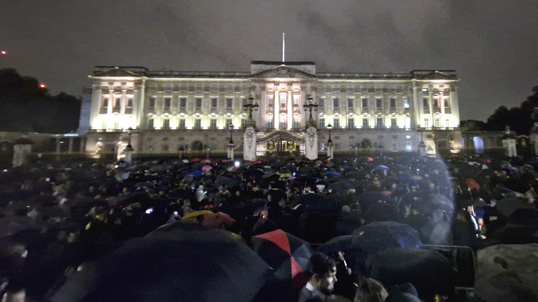 People mourning at Buckingham Palace
