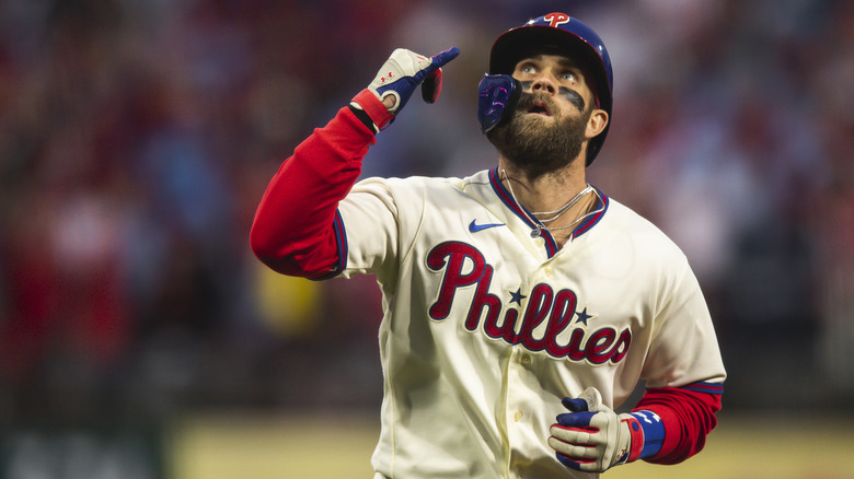 Bryce Harper hand up