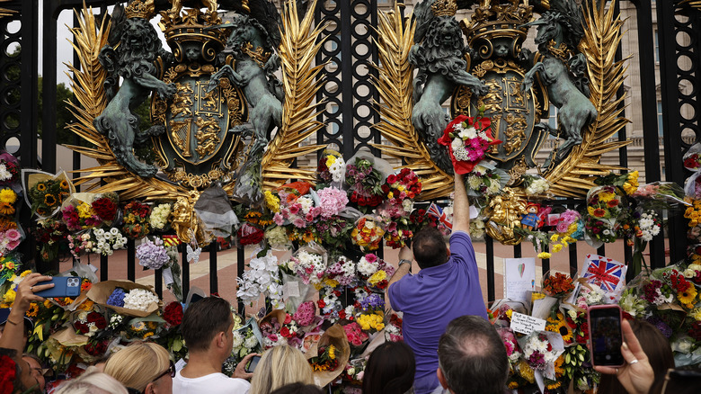 mourners at Buckingham Palace 