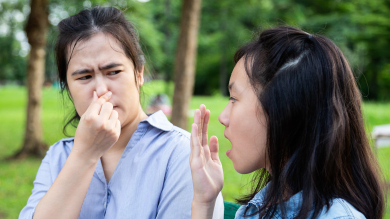 Reacting to bad breath