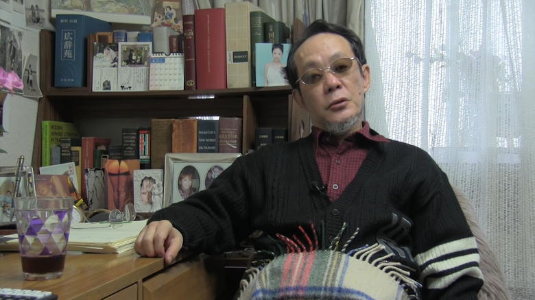 Issei Sagawa sitting