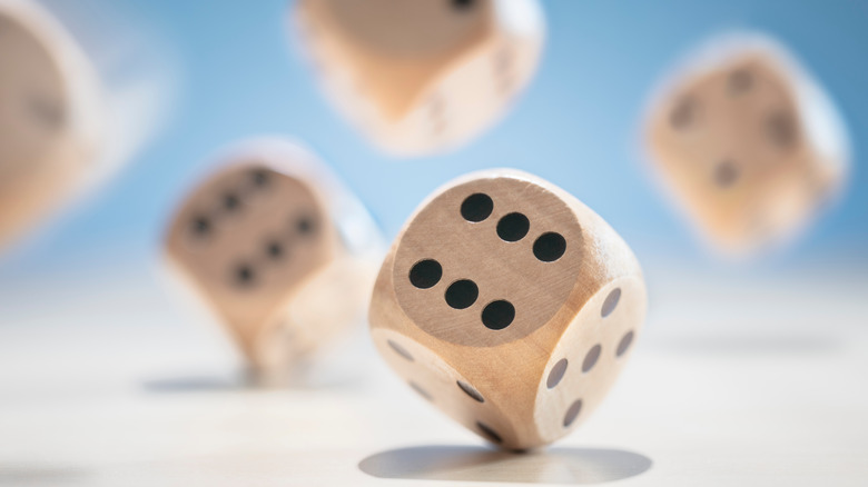 Many dice rolling