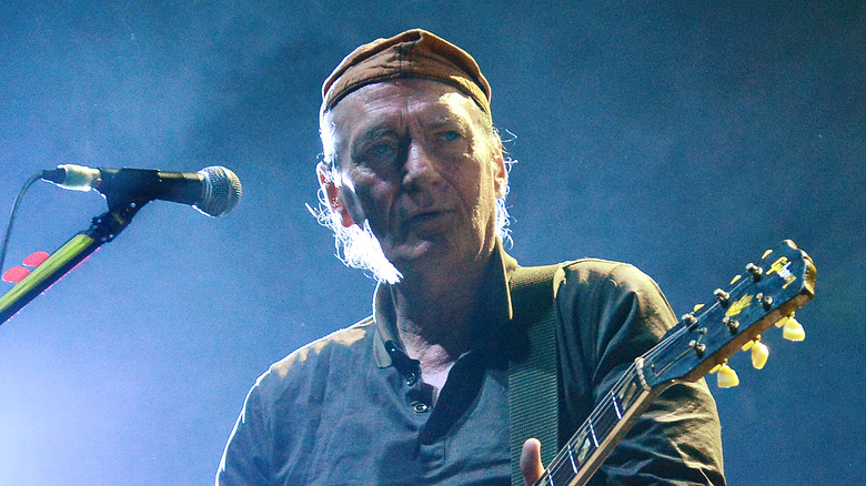 geordie walker playing guitar