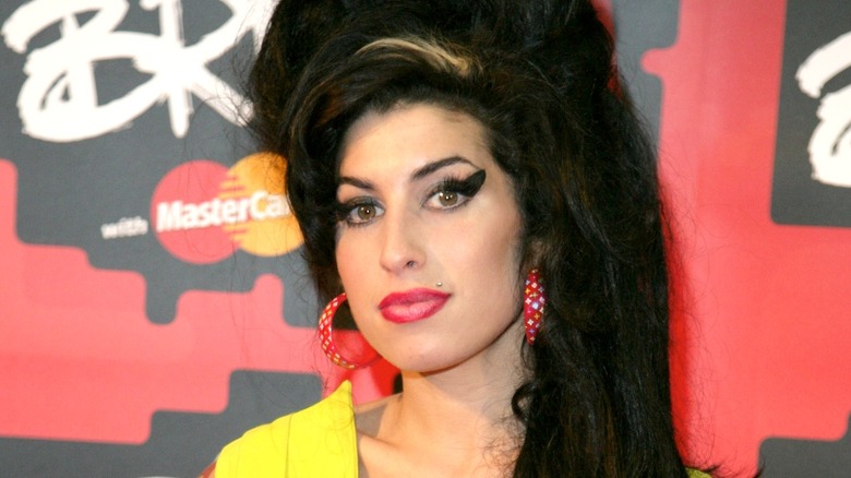 Amy Winehouse in yellow dress