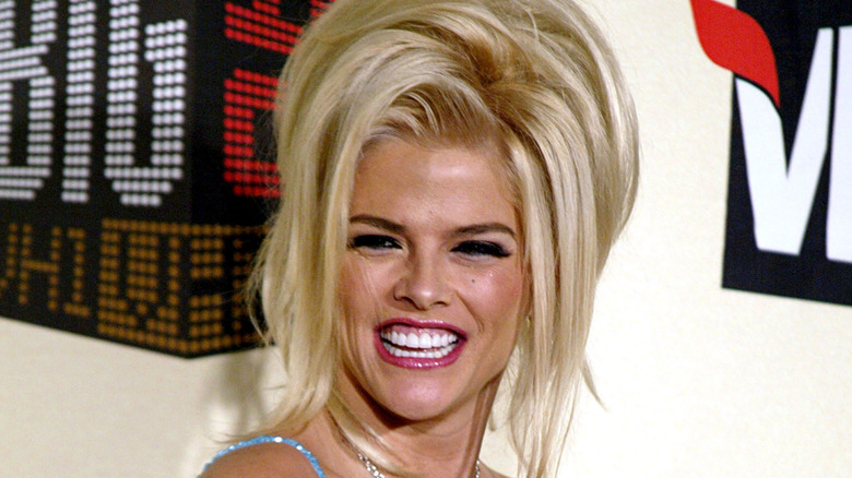 Anna Nicole Smith laughing with big blonde hair at event