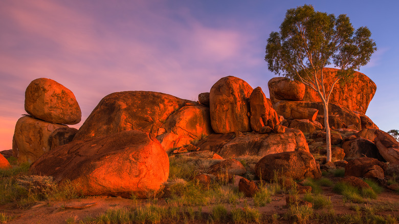 Colorful photo of Karlu Karlu 