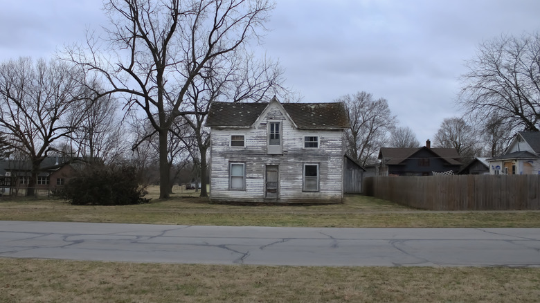 creepy abandoned house in small town