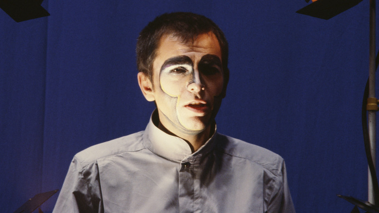 Peter Gabriel performs on Italian TV 1983