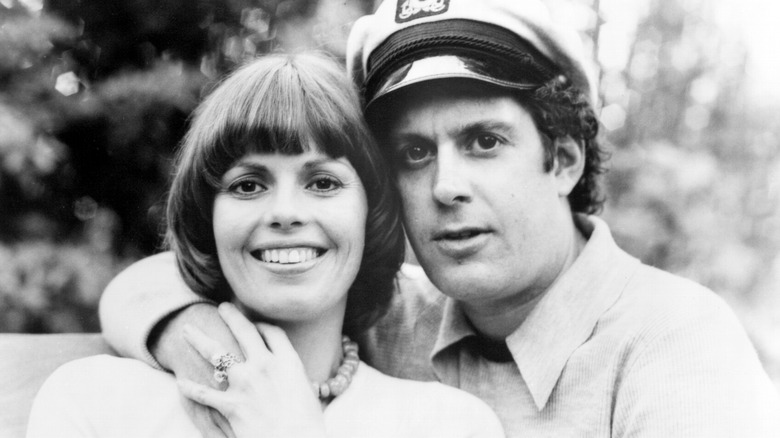 Captain & Tennille hugging for camera