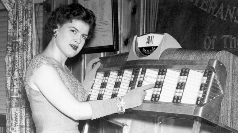 Patsy Cline at the jukebox
