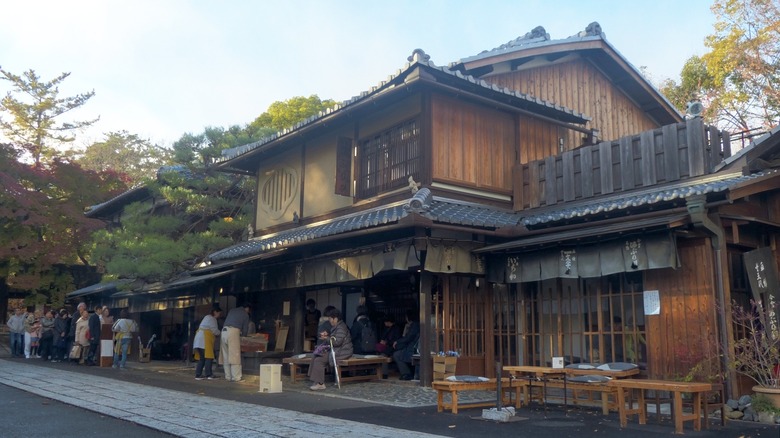 Ichimonjiya Wasuke serving customers