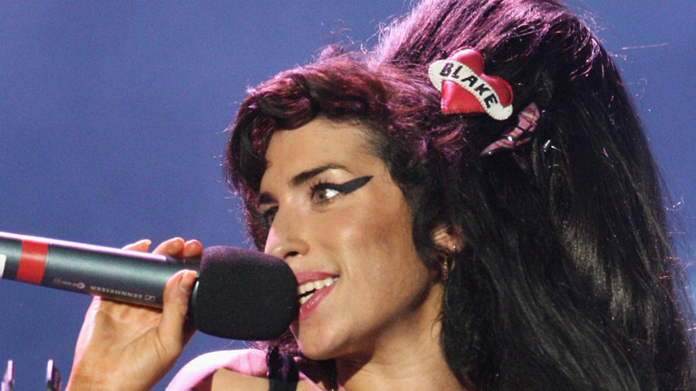 Amy Winehouse performing