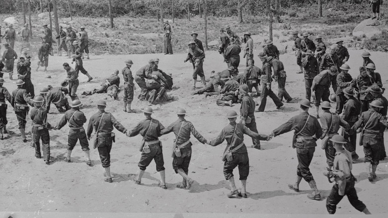 soldiers train to break up strikes