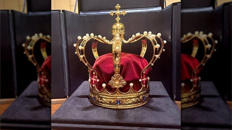 Italian crown in black box