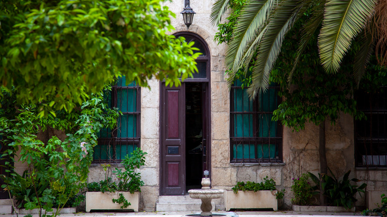 house damascus courtyard garden fountain