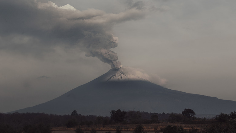 Popocatépetl spewing ash
