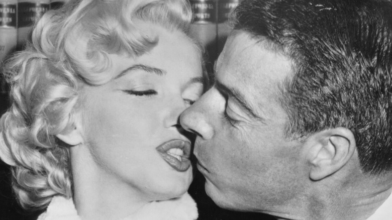 Marilyn Monroe kissing Joe DiMaggio