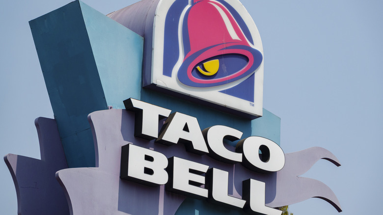 Taco Bell exterior sign