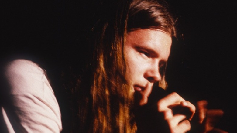 Shannon Hoon looking to side