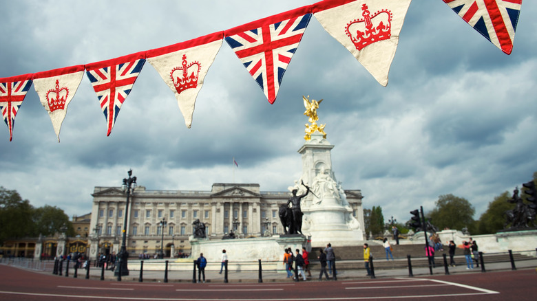 flags in front of Buckingham palace