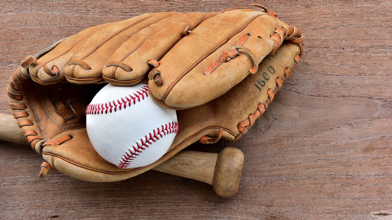 бейсбольная перчатка и мяч