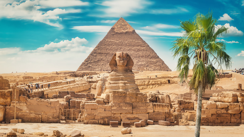 the sphinx with the desert behind it