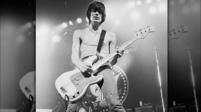 Dee Dee Ramone playing bass 