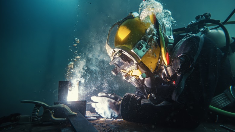 Saturation diver welding pipe