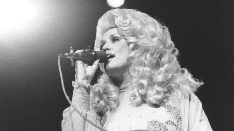 Dolly Parton singing 1977
