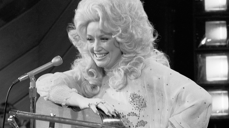 Dolly Parton on stage in 1977