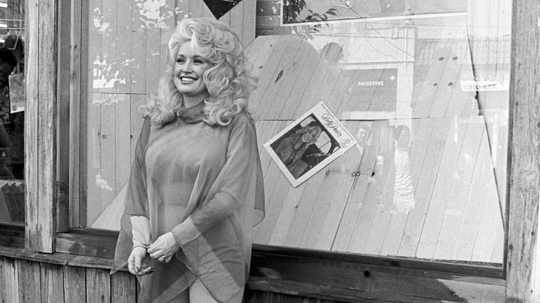 Dolly Parton posing for pictures