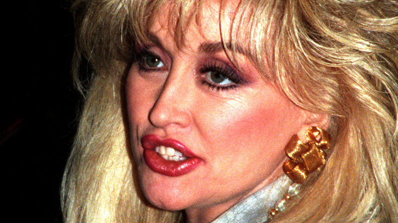 Dolly Parton grimacing 