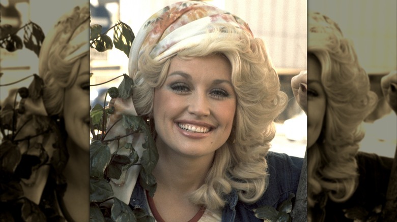 Dolly Parton smiling 1977