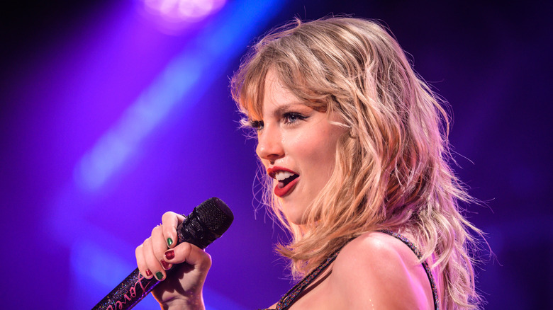 taylor swift holding microphone