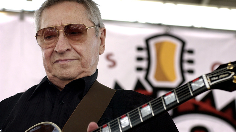 Older Scotty Moore peforms
