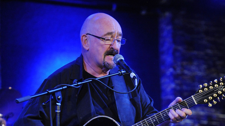 Dave Mason sings and plays guitar