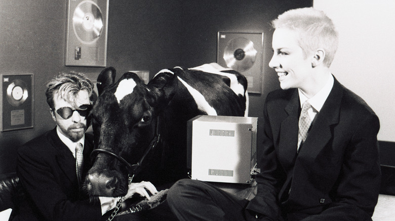 Eurythmics films Sweet Dreams music video