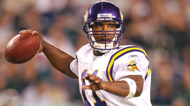 Daunte Culpepper throwing pass