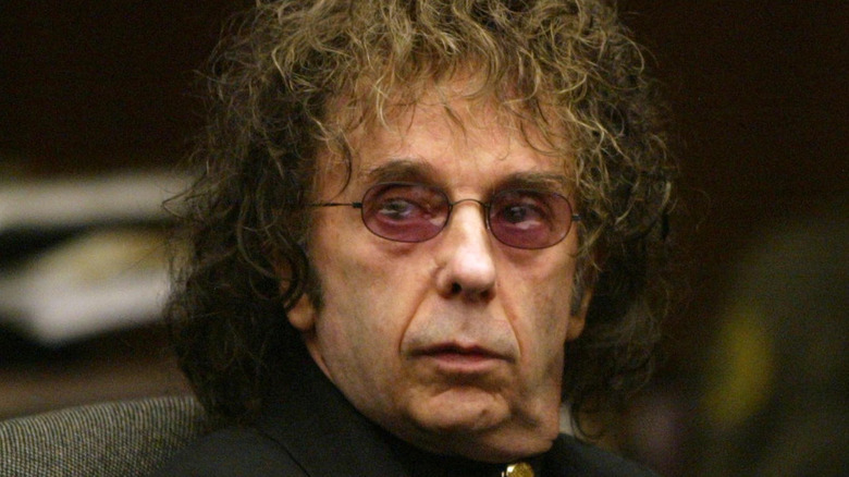 Phil Spector wears sunglasses in court