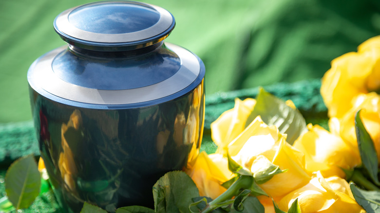 Cremation urn and daisies